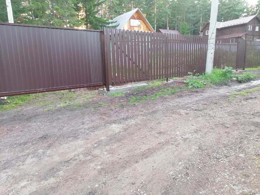 коричневый забор из металлоштакетника с раздвижными воротами